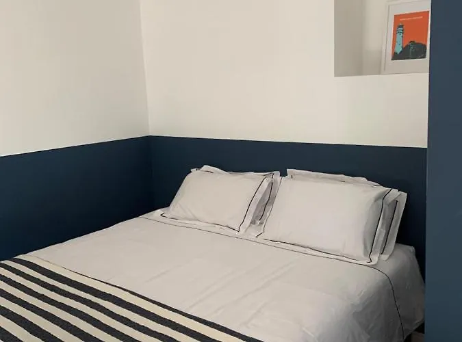 לינה וארוחת בוקר Heir Island House סקיברין